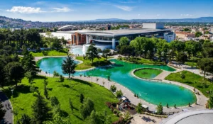 Bursa Merinos Parkı genel görünümü yapay gölet ve şehir parkı manzarası