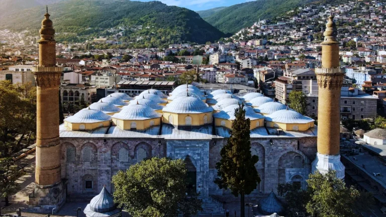 Bursa Ulu Camii 20 kubbesi minareleri ve genel mimarisi