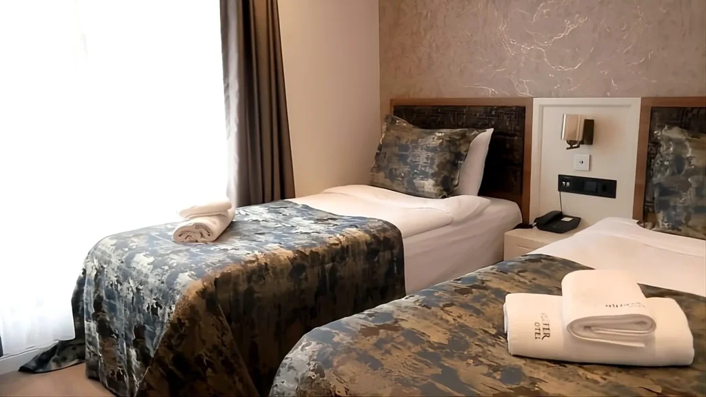 Nilüfer Otel twin oda iki ayrı tek kişilik yatak düzeni