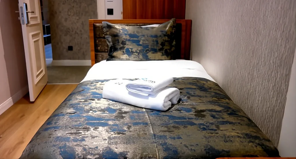 By Nilüfer Otel tek kişilik single oda ve konforlu yatak düzeni