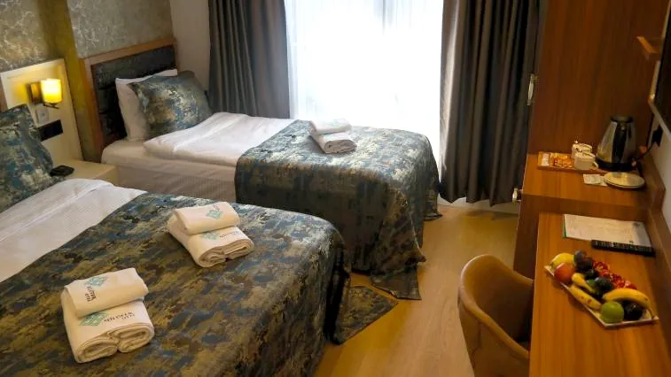 Nilüfer Otel 3 kişilik triple oda 3 ayrı yatak düzeni ve genel görünüm