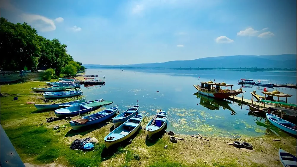 Bursa Gölyazı Uluabat Gölü kıyısında bağlı tekneler ve berrak su