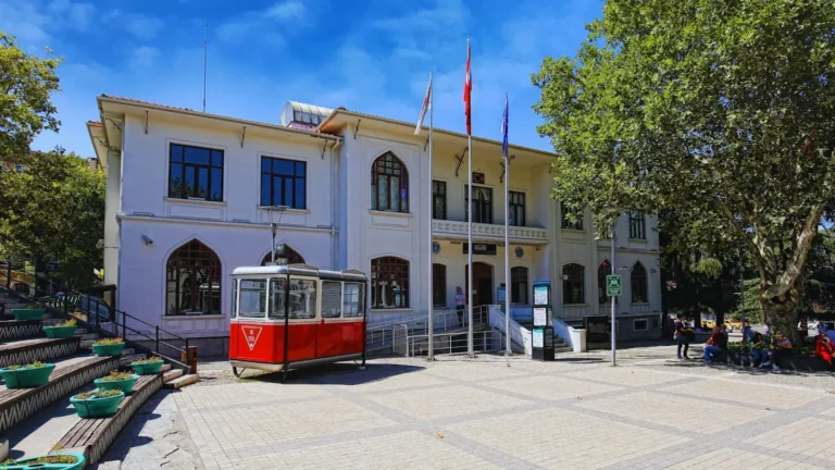 Bursa Kent Müzesi tarihi bina dış cephesi ve önünde tramvay