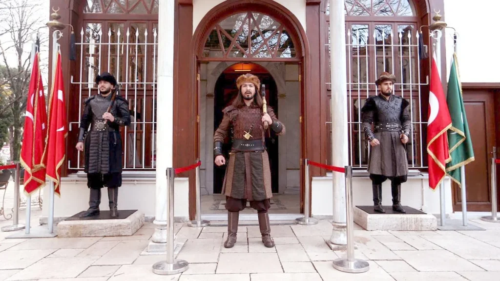 Bursa Osman Gazi Türbesi önünde alp kıyafetli askerlerin saygı nöbeti