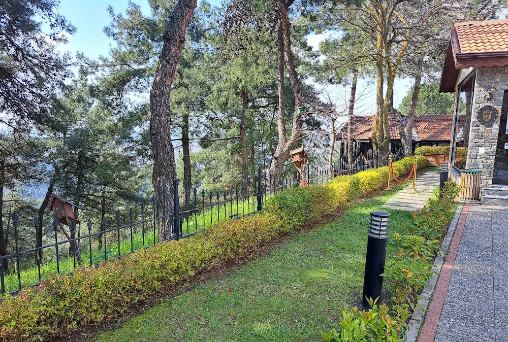 Dobruca Sosyal Tesisleri yeşillikler içinde bahçe ve doğa manzarası