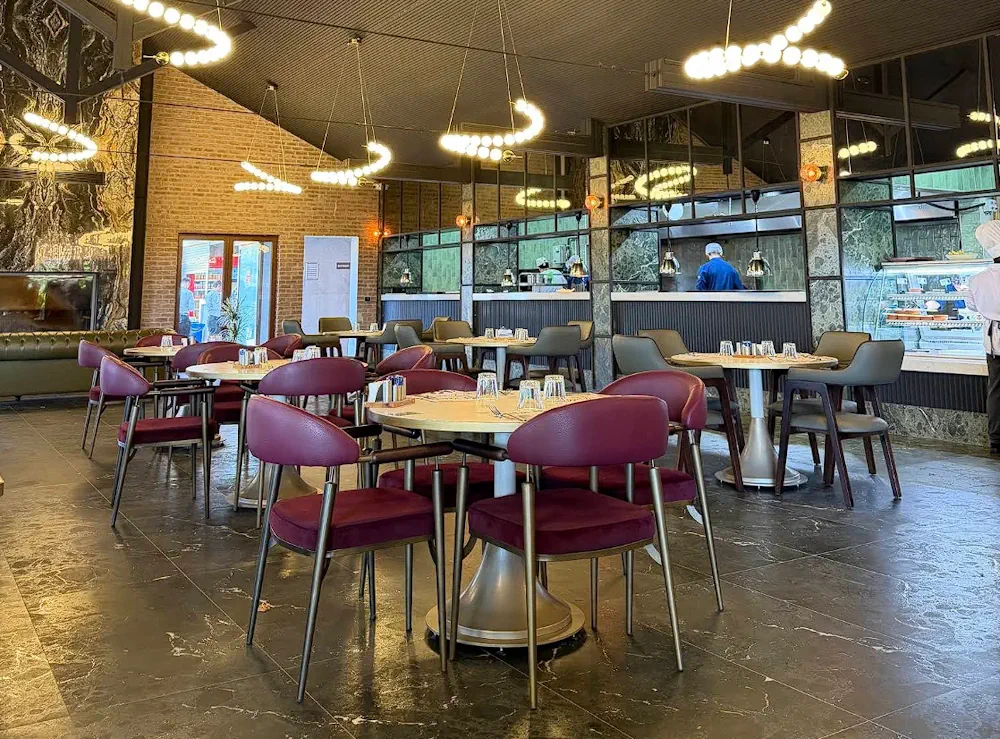 Dobruca Sosyal Tesisleri kapalı restoran alanı ve modern yemek salonu