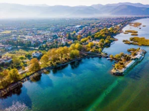 İznik Gölü kıyısı ve kuş bakışı şehir manzarası