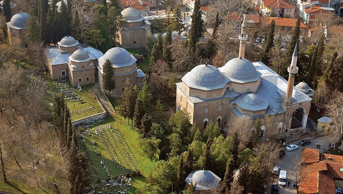 Bursa Muradiye Külliyesi türbeleri ve kubbeli tarihi mimari