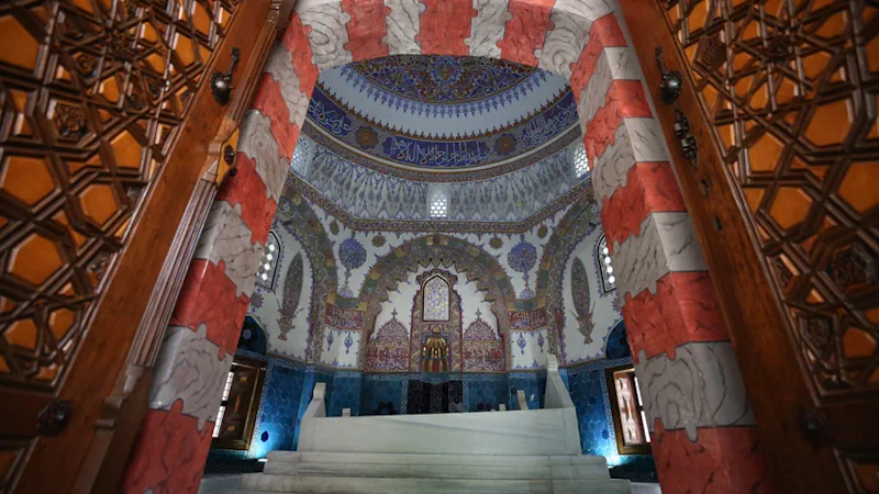 Bursa Sultan II. Murad Camii kalem işi süslemeleri ve kubbe mimarisi