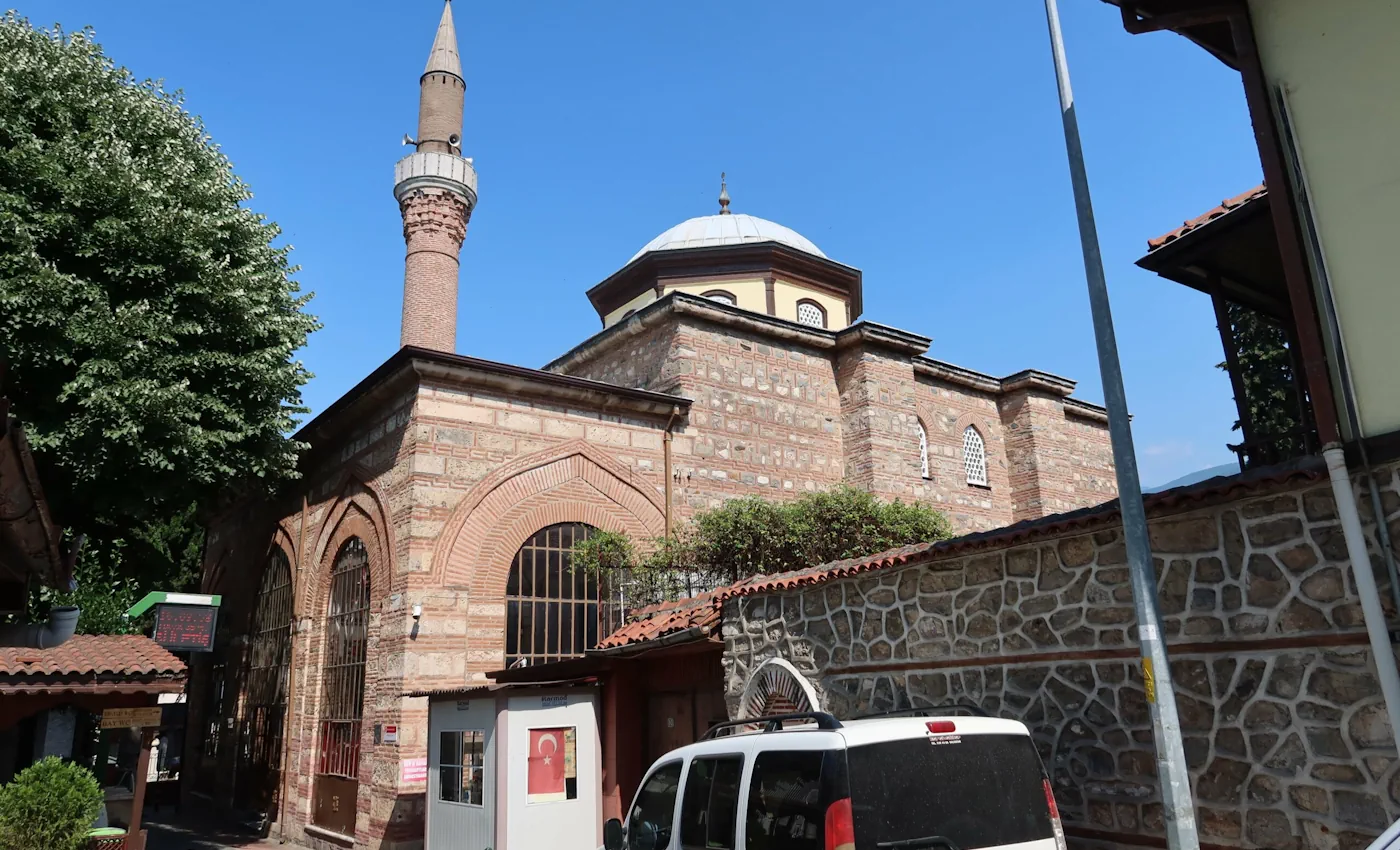 Bursa Üftade Hazretleri Camii ve Türbesi tarihi taş yapısı ve minare