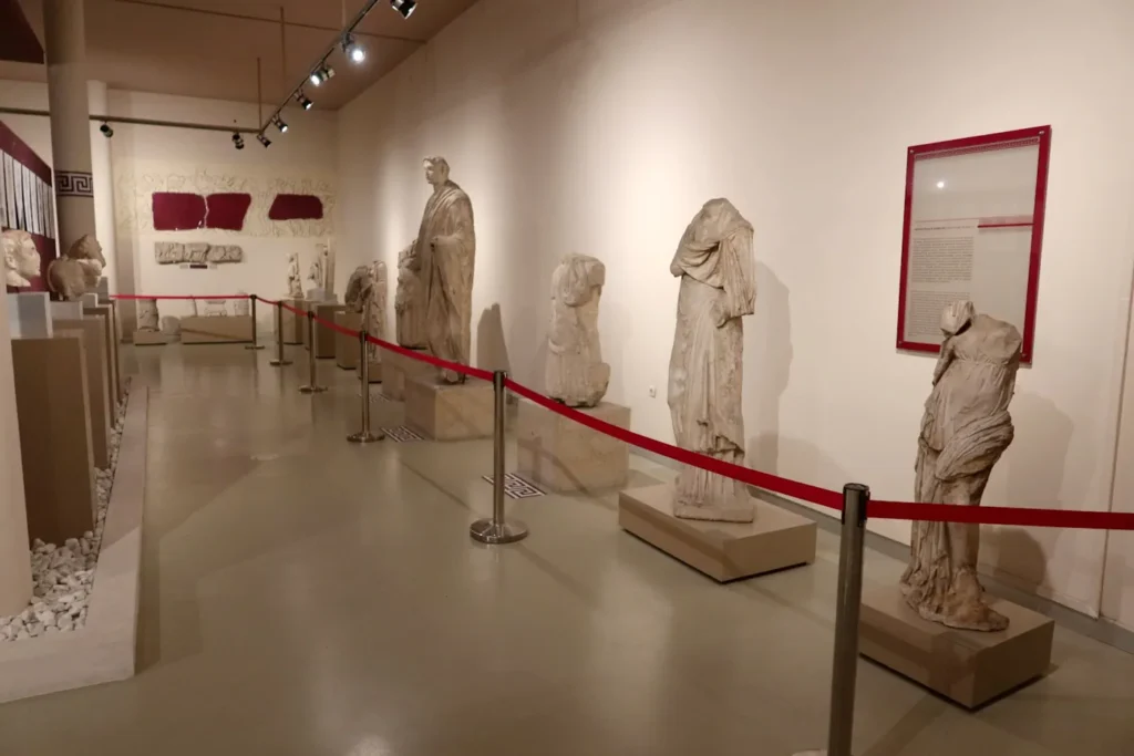 Bursa Arkeoloji Müzesi heykel ve mermer eserler sergi salonu