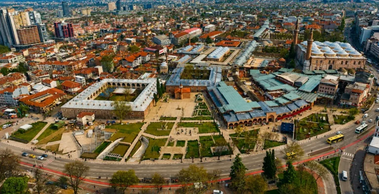 Bursa tarihi Hanlar Bölgesi ve Çarşıbaşı Meydanı havadan görünümü