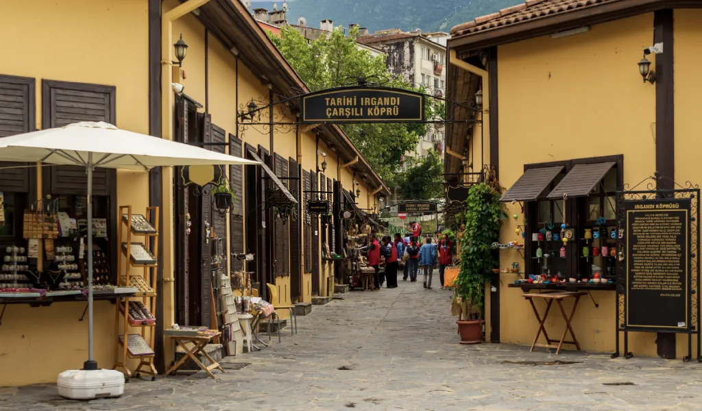 Bursa tarihi Irgandı Köprüsü giriş tabelası ve dükkanlar