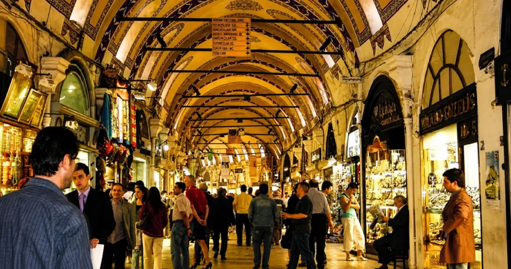 Bursa tarihi Kapalı Çarşı içi dükkanlar ve alışveriş hareketi