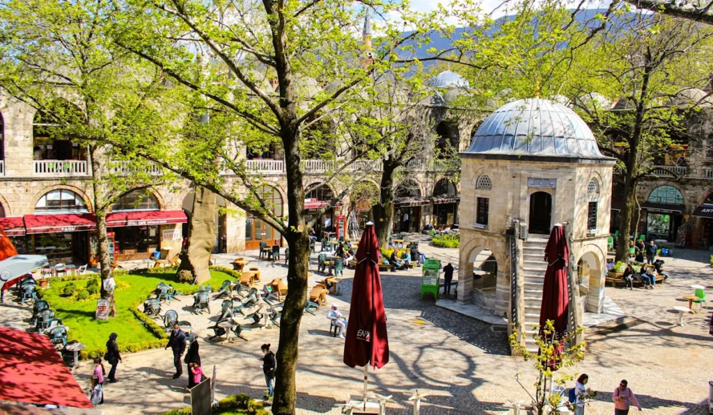 Bursa tarihi Koza Han avlusu, şadırvanı ve çay bahçesi