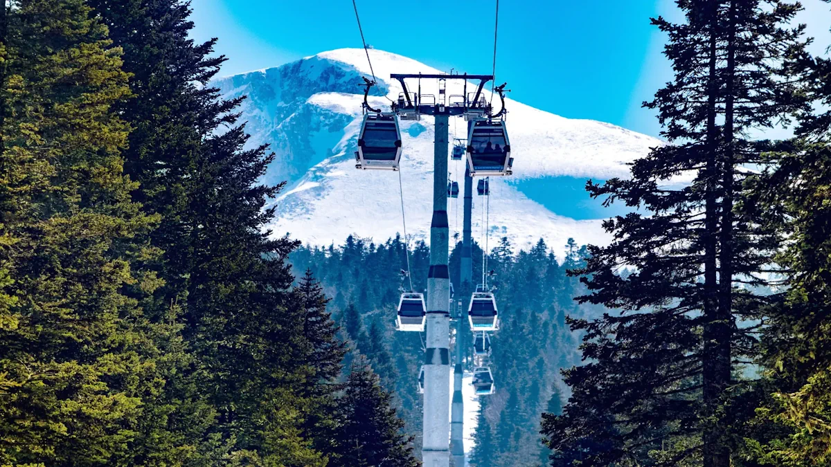 Bursa Teleferik karlı Uludağ manzarası ve teleferik kabinleri