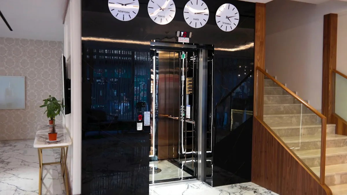 Nilüfer Otel güvenli lobi alanı, asansör ve merdiven girişi