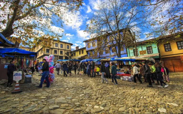 Bursa Cumalıkızık Köyü meydanı, tezgahlar ve tarihi sokaklar