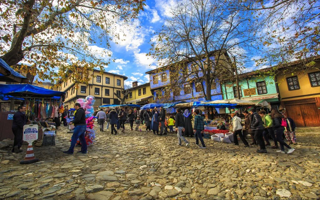 Bursa Cumalıkızık Köyü meydanı, tezgahlar ve tarihi sokaklar