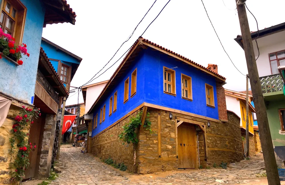 Bursa Cumalıkızık Köyü tarihi mavi renkli Osmanlı evi