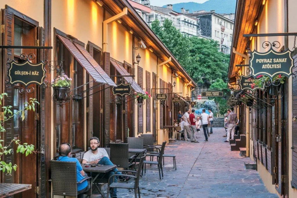 Bursa Irgandı Köprüsü üzeri el sanatları dükkanları ve çarşı sokağı