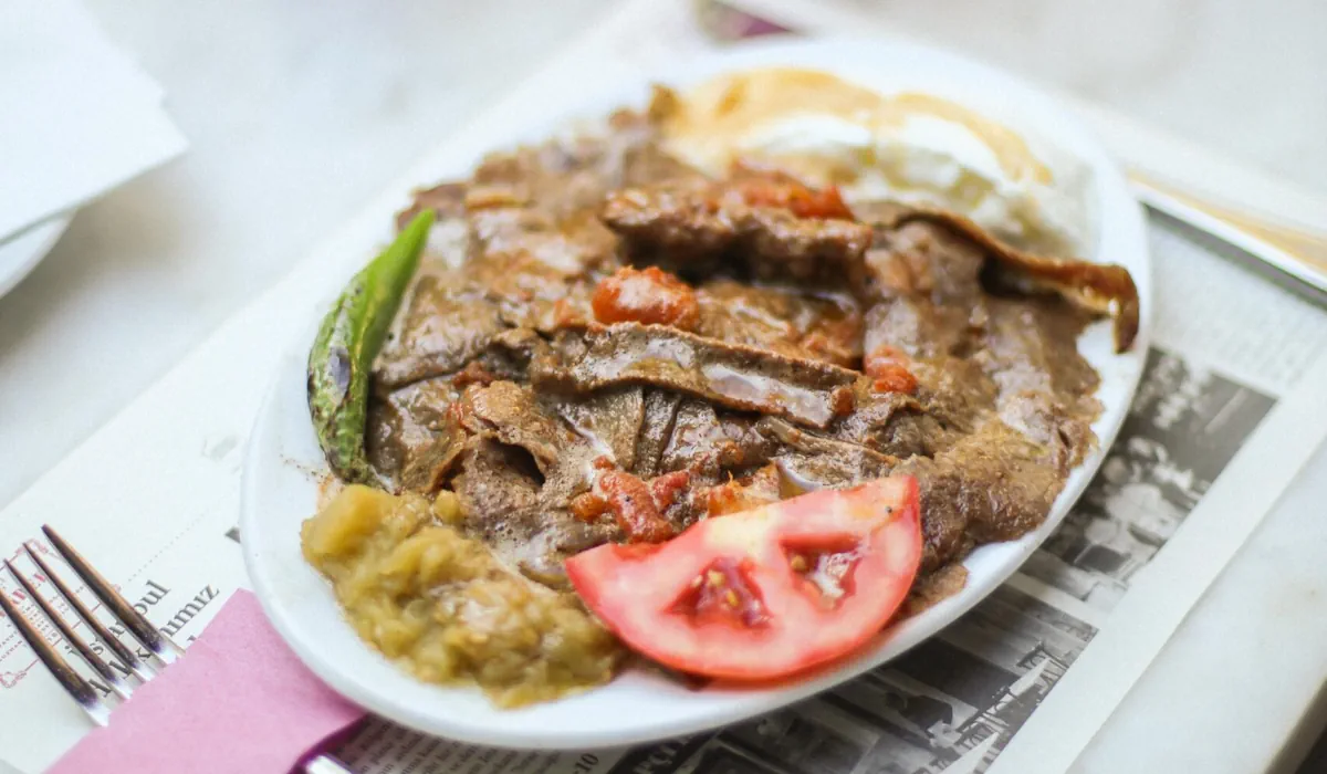 Geleneksel Bursa İskender kebabı porsiyon sunumu, pide ve yoğurt