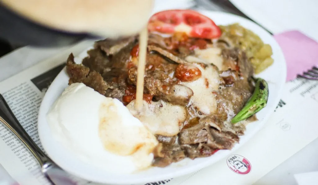 Tarihi Bursa İskender kebap üzerine kızgın tereyağı dökümü