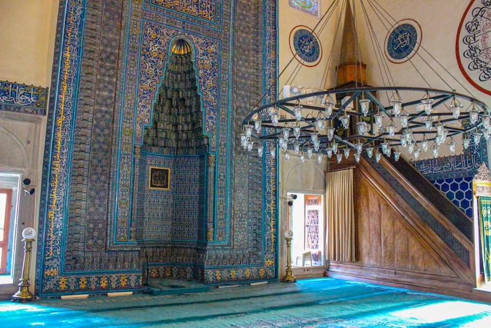 Bursa Yeşil Camii tarihi çinileri ve iç mekan süslemeleri