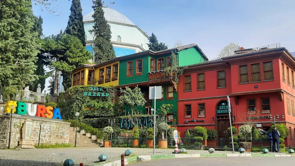 Bursa Yeşil Çarşısı renkli tarihi binaları ve hediyelik eşya dükkanları